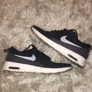 NIKE ATHLETIC SHOES (AIR MAX)
